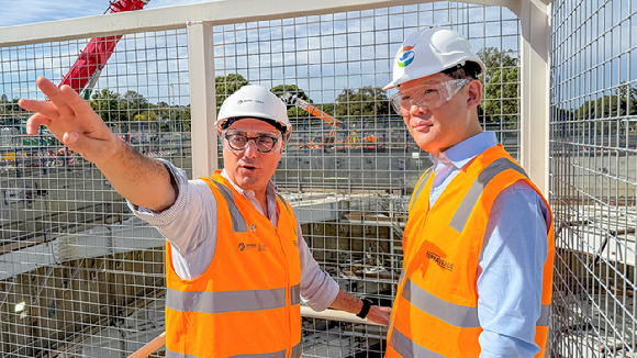 허윤홍 GS건설 대표(오른쪽)가 호주 SRL현장을 현지 관계자들과 함께 둘러보며 공사진행현황을 직접 점검하고 있다. [사진=GS건설]