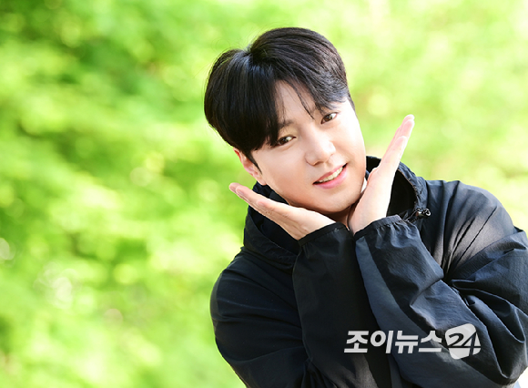 트로트 가수 강설민이 25일 서울 강북구 우이동 만남의 광장에서 열린 산악인 오은선 대장과 함께하는 '제13회 희망찾기 등산&middot;트레킹 교실'에 홍보대사로 참석해 포즈를 취하고 있다. [사진=정소희 기자]