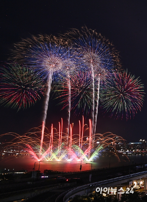 '2026 서울세계불꽃축제'가 5일 서울 여의도 한강공원 일대에서 열린 가운데 화려한 불꽃이 밤하늘을 장식하고 있다. [사진=곽영래 기자]