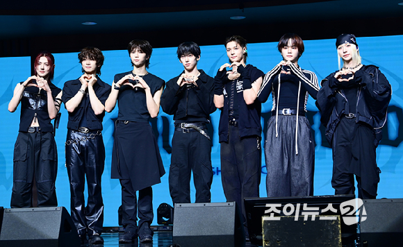 그룹 앰퍼샌드원이 12일 오후 서울 등촌동 스카이아트홀에서 열린 앰퍼샌드원(AMPERS&ONE) 미니 3집 '라우드 앤 프라우드' 발매 기념 쇼케이스에 참석하고 있다. [사진=정소희 기자]