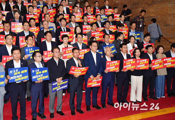 더불어민주당 한병도 당대표 직무대행 겸 원내대표가 13일 국회 로텐더홀 계단에서 열린 '민생입법 방해&middot;5.18 역사 왜곡 국민의힘 규탄대회'에서 규탄사를 하고 있다. [사진=곽영래 기자]