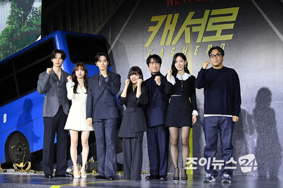 배우 이채민, 김혜준, 이준호, 김향기, 김병철, 강한나가 22일 오전 서울 강남구 삼성동 웨스틴 서울 파르나스에서 열린 넷플릭스 시리즈 '캐셔로' 제작발표회에 참석해 포즈를 취하고 있다. [사진=문수지 기자]