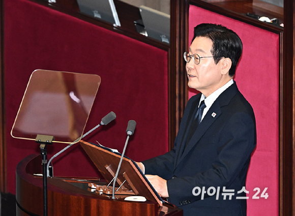 이재명 대통령이 4일 오전 서울 여의도 국회 본회의장에서 2026년도 예산안 관련 시정연설을 하고 있다. [사진=국회사진기자단]