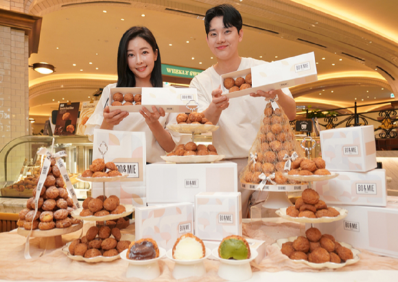 3일 서울 서초구 신세계백화점 강남점 스위트 파크 내 보앤미 팝업 매장에서 모델들이 MZ 취향 디저트 '바크슈'를 소개하고 있다. [사진=신세계푸드]