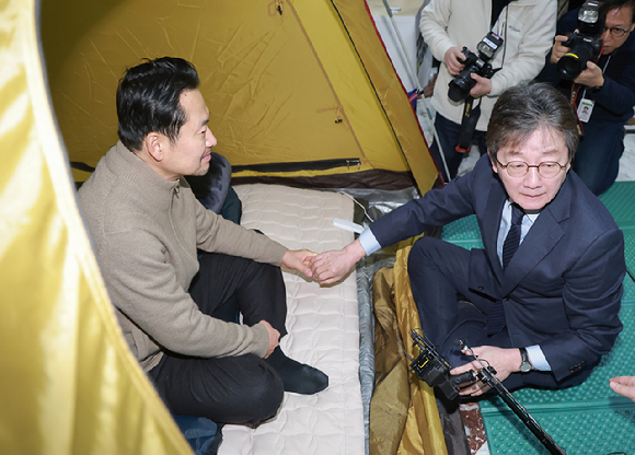  더불어민주당에 통일교&middot;공천헌금 '쌍특검' 수용을 요구하며 엿새째 단식 농성 중인 국민의힘 장동혁 대표가 20일 국회 로텐더홀 단식 농성장을 찾은 유승민 전 의원과 대화하고 있다. 2026.1.20 [사진=연합뉴스]