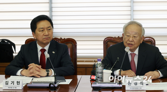 김기현 국민의힘 대표가 18일 오후 서울 마포구 한국경영자총협회에서 열린 정책 간담회에 참석해 손경식 한국경영자총협회 회장으로부터 경영계의 건의사항을 경청하고 있다. [사진=국회사진취재단]