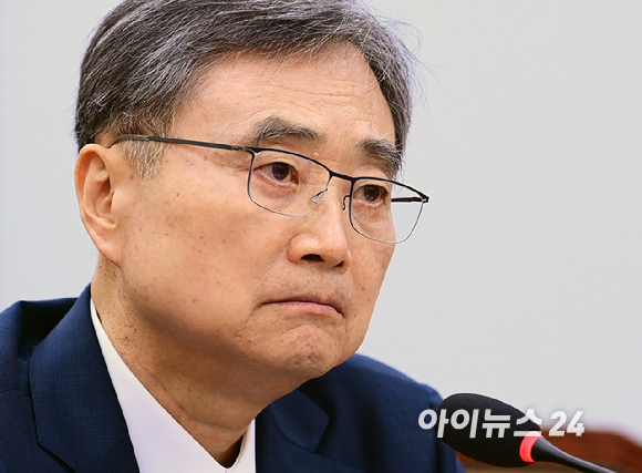 조현 외교부 장관 후보자가 17일 서울 여의도 국회 외교통일위원회에서 열린 인사청문회에서 의원 질의에 답변하고 있다. [사진=정소희 기자]
