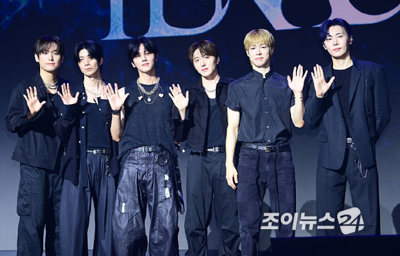그룹 에스에프나인(왼쪽부터 인성-휘영-영빈-찬희-다원-재윤)이 26일 오후 서울 마포구 상암동 큐브컨벤션센터에서 열린 SF9 정규 2집 '터내서티(TENACITY)' 프레스 쇼케이스에 참석하고 있다. [사진=정소희 기자]