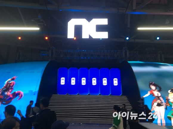 지스타 2025 메인 스폰서를 맡은 엔씨소프트 부스. [사진=문영수 기자]