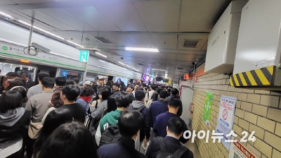 서울지하철 2호선 을지로3가 환승역에서 출퇴근 시간에 시민들이 붐비고 있다. [사진=정종오 기자]