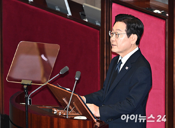 이재명 대통령이 4일 오전 서울 여의도 국회 본회의장에서 2026년도 예산안 관련 시정연설을 하고 있다. [사진=국회사진기자단]