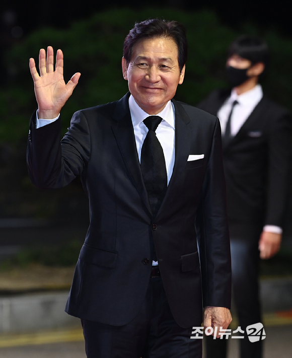 배우 안성기가 6일 오후 부산 해운대구 영화의전당에서 열린 '제26회 부산국제영화제'(BIFF) 개막식 레드카펫 행사에 참석해 포즈를 취하고 있다. [사진=조이뉴스24 포토DB]