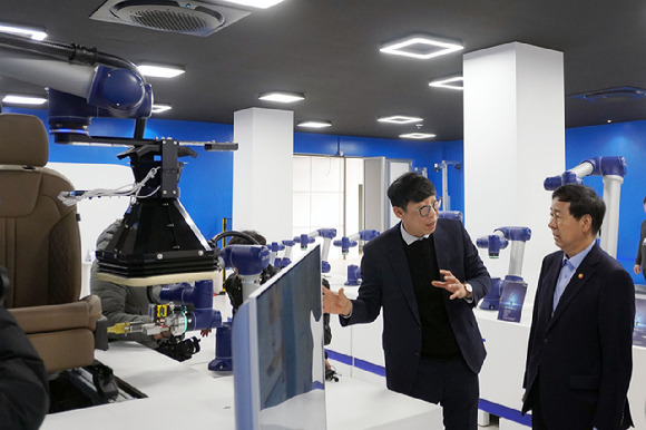 전진 브릴스 대표이사(왼쪽)가 구윤철 부총리(오른쪽)에게 자동차 부품 정밀검사 솔루션을 설명하고 있다. [사진=브릴스]