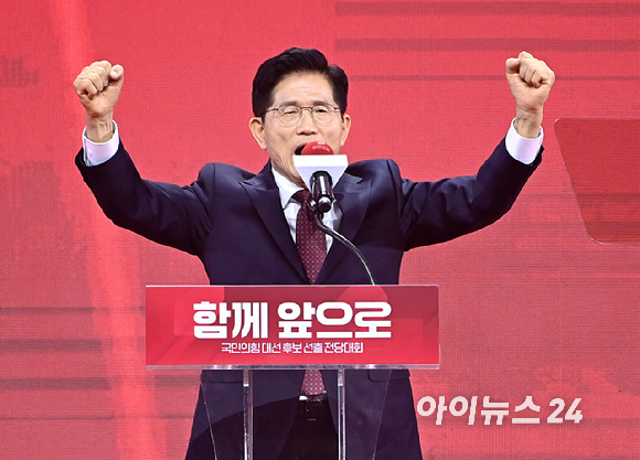 이재명 더불어민주당 대선후보가 차기 대선 '3자 대결' 구도에서 46％대로 1위를 차지했다. 사진은 이재명 후보가 지난 2일 강원도 인제군 원통전통시장에서 주민들을 만난 뒤 취재진의 질문에 답하고 있는 모습. [사진=연합뉴스]