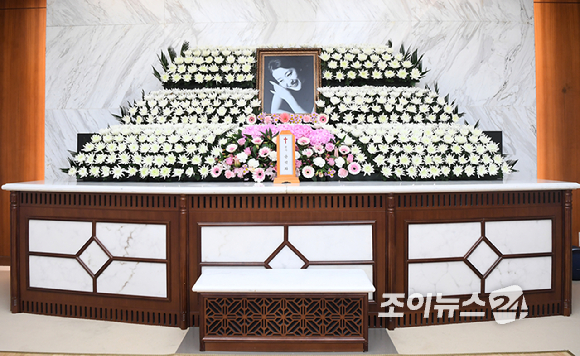 뇌종양으로 투병 중 별세한 배우 윤석화의 빈소가 19일 서울 신촌세브란스병원 장례식장에 마련됐다. [사진=사진공동취재단]