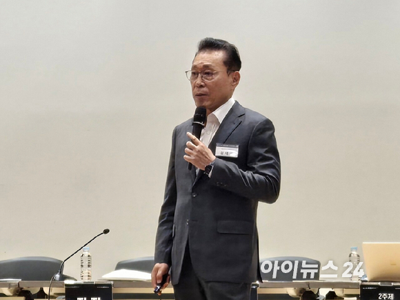 김태유 서울대 명예교수가 28일 국회 의원회관에서 열린 '해군창설 80주년, 강한해군·해양강국: 제9회 안보세미나'에서 발언하고 있다. [사진=최란 기자]