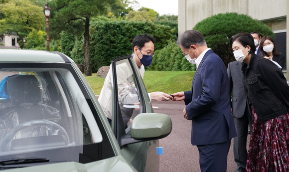문재인 대통령이 6일 오후 청와대 경내에서 '광주형 일자리'에서 생산된 경형 스포츠유틸리티차(SUV) 캐스퍼의 열쇠를 받고 있다. [사진=청와대]