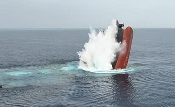 예멘 후티 반군 대원들이 예멘 사나 인근의 군 기지에서 미국과 영국의 공습에 대항해 의지를 다지는 집회를 열고 있다. [사진=AP/연합뉴스]