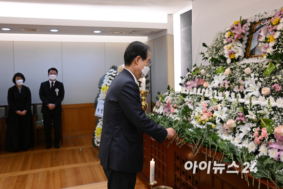 한덕수 국무총리 후보자가 20일 서울 종로구 서울대병원 장례식장에 마련된 안철수 제20대 대통령직인수위원장 부친의 빈소를 찾아 조문을 하고 있다. [사진=인수위사진기자단]