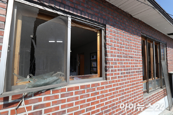 지난 6일 경기 포천에서 실시된 한미연합훈련 도중 우리 공군 전투기가 훈련장이 아닌 민가에 오폭하는 사고가 발생했다. 사진은 사고 이후 통제된 민가의 모습. [사진=사진공동취재단]