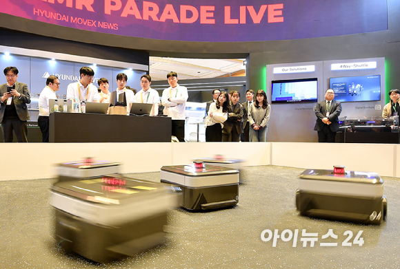 4일 오전 서울 강남구 코엑스에서 열린 2026 스마트공장&middot;자동화산업전(AW2026)에서 현대자동차그룹 계열사 보스턴다이내믹스의 휴머노이드 로봇 '아틀라스'의 양산형 모델이 일반을 대상으로 공개되고 있다. [사진=곽영래 기자]