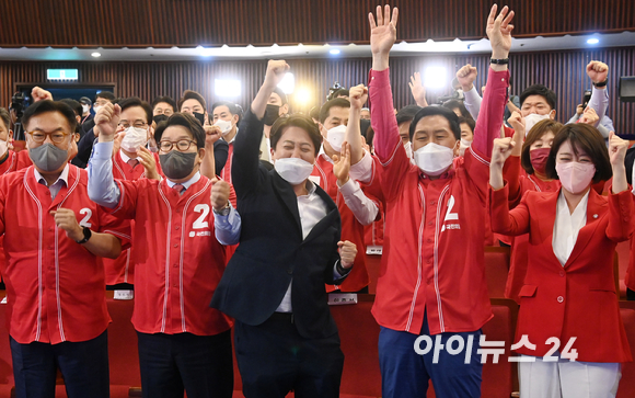 국민의힘 이준석 대표와 권성동 원내대표 등 지도부들이 1일 오후 서울 여의도 국회 도서관 대강당에 마련된 제8회 전국동시지방선거 개표상황실에서 출구조사가 발표 되자 환호하고 있다. [사진=국회사진취재단]