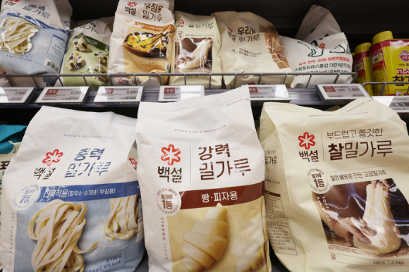대형마트에 진열된 밀가루. [사진=연합뉴스]