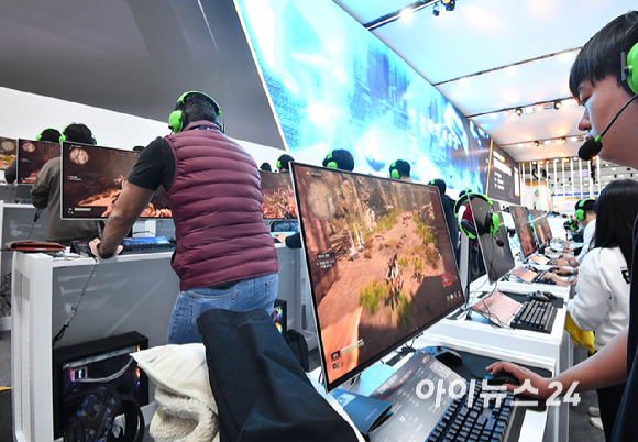 13일 부산 해운대구 벡스코에서 열린 국제게임전시회 '지스타 2025'에서 참관객들이 넷마블 부스를 체험하고 있다. [사진=곽영래 기자]