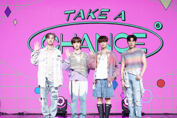 그룹 AB6IX(에이비식스)가  6번째 미니 앨범 'TAKE A CHANCE'(테이크 어 찬스) 발매 기념 온라인 쇼케이스에서 포즈를 취하고 있다. [사진=브랜뉴뮤직]