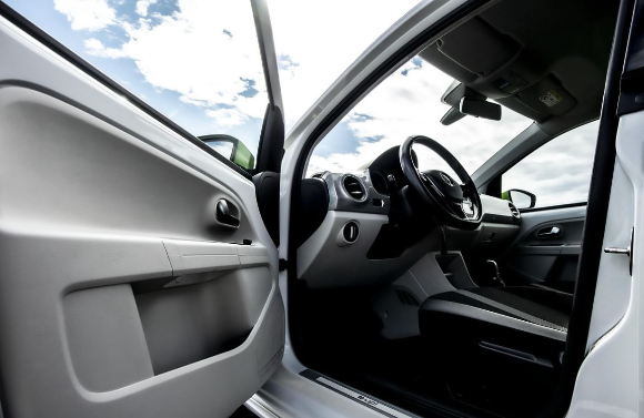 문이 열린 차량을 골라 금품을 훔치려던 20대 남성 일당이 실형을 선고받았다. 본 기사와 무관한 이미지. [사진=픽사베이@Cicero7]