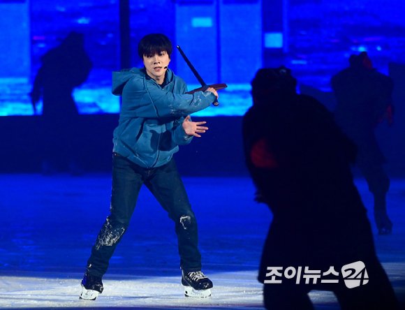 그룹 iKON 김진환이 23일 오후 서울 목동아이스링크에서 열린 뮤지컬 '나 혼자만 레벨업 on ICE' 프레스콜에서 열연하고 있다. [사진=정소희 기자]