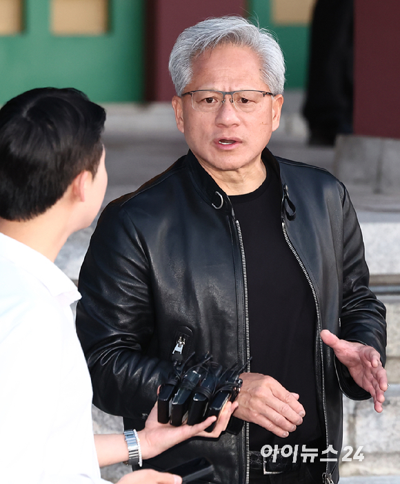 젠슨 황 엔비디아 최고경영자(CEO)가 지난 6월 8일 서울 중구 신라호텔 영빈관에서 열린 엔비디아 코리아 AI 에코시스템 리셉션을 마치고 나와 취재진 질의에 답변하고 있다. [사진=정소희 기자]