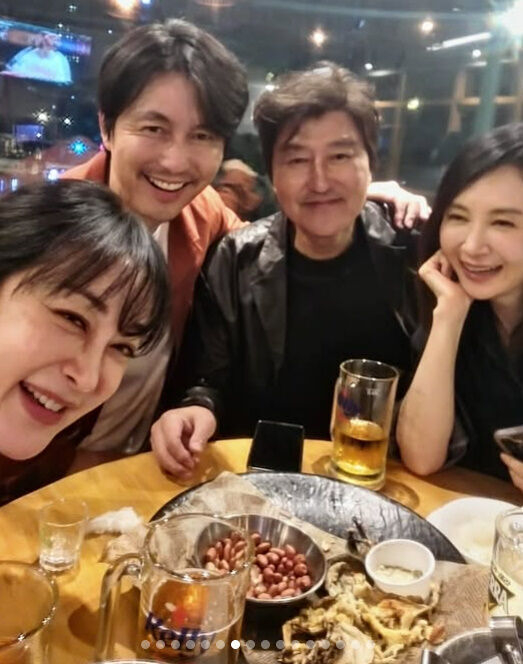 정우성, 혼외자 논란 후 밝은 근황...송강호·채시라와 술자리서 함박 웃음