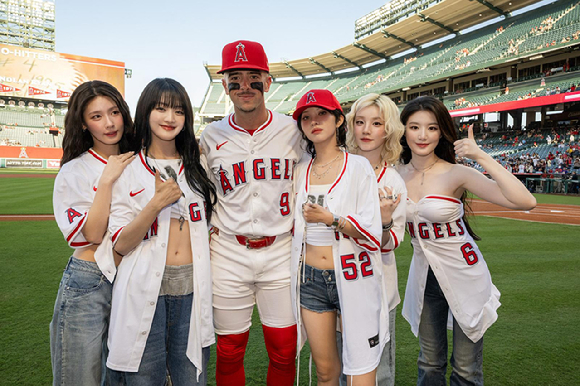 4일(현지시간) 미국 캘리포니아주 애너하임 에인절스타디움에서 열린 LA 에인절스와 탬파베이 레이스의 경기에서 시구와 축하공연을 했다. [사진=큐브 엔터테인먼트, LA Angels]