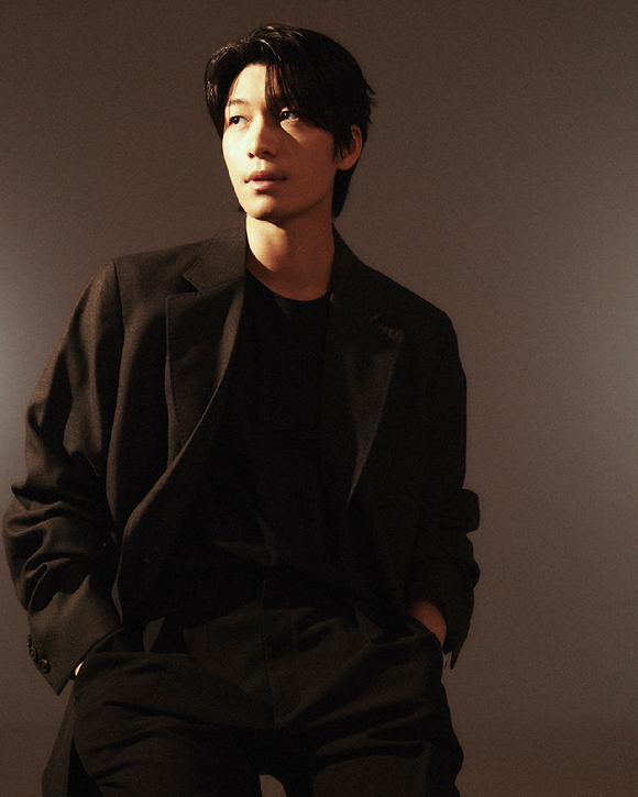 배우 위하준이 넷플릭스 시리즈 '오징어 게임' 시즌3 인터뷰에 앞서 포즈를 취하고 있다. [사진=넷플릭스]