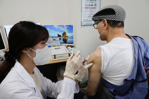 서울 강서구 부민병원에서 한 시민이 백신을 접종하고 있다.  [사진=뉴시스]