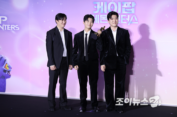 더블랙레이블 프로듀서 IDO(남희동, 이유한, 곽중규)가 1일 오후 서울 용산구 CGV 용산아이파크몰점에서 열린 넷플릭스 영화 '케이팝 데몬 헌터스' 제98회 아카데미 수상 기념 기자간담회에 참석해 포즈를 취하고 있다. [사진=문수지 기자]