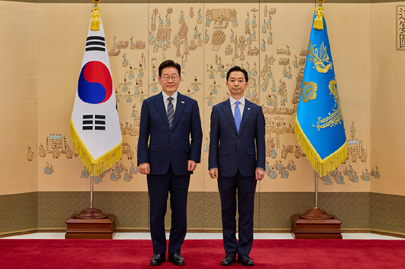 이재명 대통령이 19일 청와대에서 김지용 중대범죄수사청장에게 임명장을 수여한 후 기념촬영을 하고 있다. 2026.10.19 [청와대 제공. 재판매 및 DB 금지] [사진=연합뉴스]
