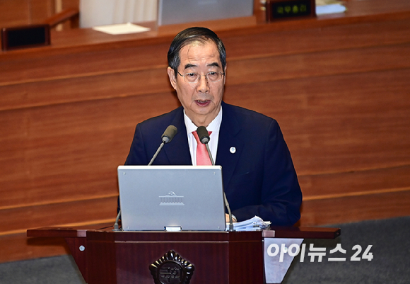 한덕수 총리가 5일 오후 서울 여의도 국회 본회의장에서 열린 정치 분야 대정부질문에서 설훈 더불어민주당 의원 질의에 답하고 있다. [사진=곽영래 기자]