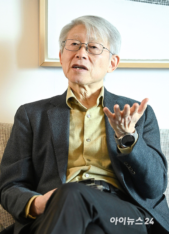 최기영 반도체공학회 회장(전 과학기술정보통신부 장관)이 지난 29일 서울시 용산구 인근에서 아이뉴스24와 인터뷰를 하고 있다. [사진=곽영래 기자]