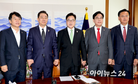 우원식 국회의장과 더불어민주당 김병기 당대표 직무대행 겸 원내대표, 국민의힘 송언석 비상대책위원장 겸 원내대표가 23일 오전 서울 여의도 국회에서 열린 의장 주재 여야 원내대표 회동에서 기념촬영을 하고 있다. 사진 왼쪽부터 더불어민주당 문진석 원내운영수석부대표, 김 대표 대행 겸 원내대표, 우 의장, 국민의힘 송 비대위원장 대행 겸 원내대표, 유상범 원내운영수석부대표. [사진=곽영래 기자]