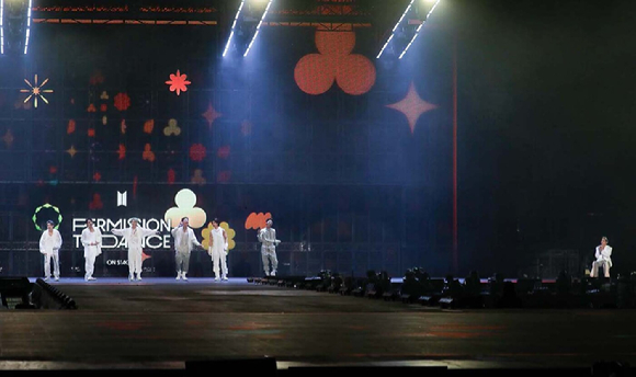 그룹 방탄소년단이 24일 온라인 콘서트 'BTS PERMISSION TO DANCE ON STAGE'에서 공연을 하고 있다. [사진=빅히트 뮤직]