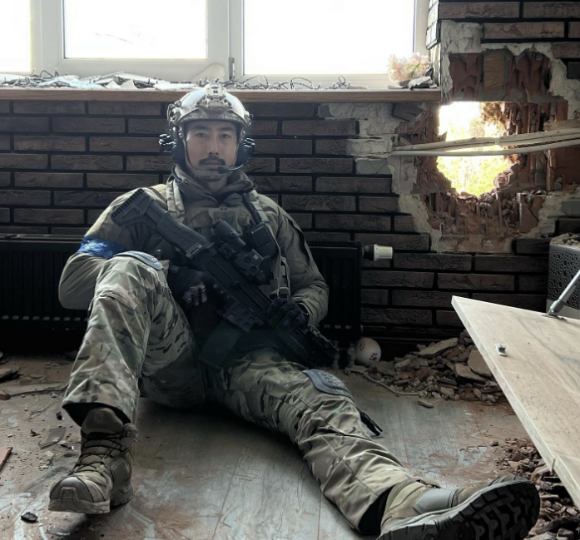 러시아 침공을 받은 우크라이나를 돕겠다며 무단 출국한 이근 전 해군특수전전단(UDT/SEAL) 대위가 지난 3월30일 자신의 사회관계망서비스(SNS)를 통해 총을 든 사진을 올렸다. [사진=이근 전 대위 SNS ]
