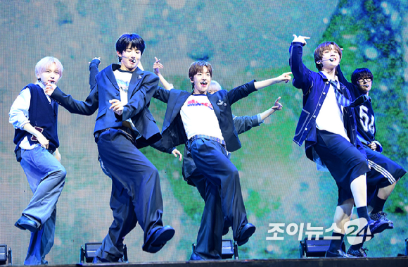 그룹 아이딧이 15일 오후 서울 광진구 광장동 예스24라이브홀에서 아이딧(IDID) 첫 번째 미니 앨범 '아이 디드 잇.(I did it.)' 발매 기념 데뷔 쇼케이스에 참석해 타이틀곡 '제멋대로 찬란하게' 무대를 선보이고 있다. [사진=정소희 기자]