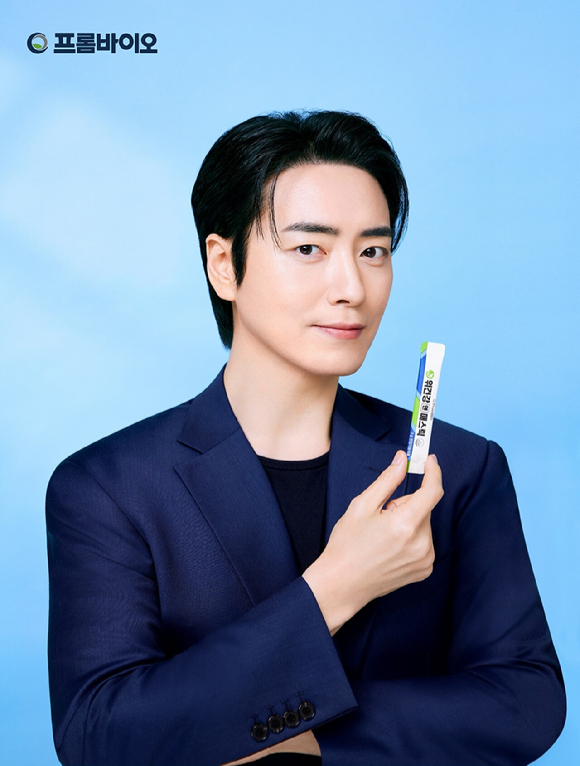 이준혁이 브랜드 광고 촬영에서 포즈를 취하고 있다. [사진=(주) 프롬바이오]