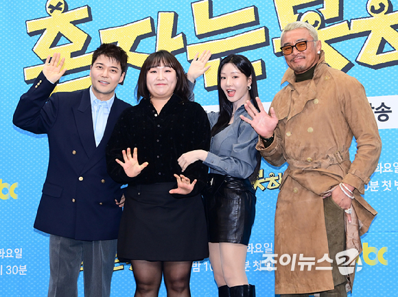 (왼쪽부터)전현무-이수지-이세희-추성훈이 12일 오후 서울 마포구 스탠포드호텔에서 열린 JTBC 새 예능 프로그램 '혼자는 못 해' 제작발표회에 참석하고 있다. [사진=정소희 기자]