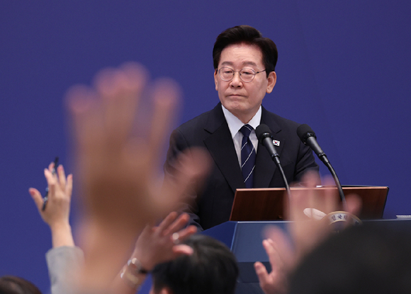 이재명 대통령이 18일 청와대 영빈관에서 열린 기자회견에서 취재진의 질문을 받고 있다. [사진=연합뉴스]