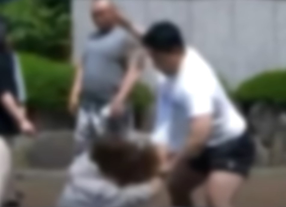 지난 20일 오전 11시께 인천시 남동구 한 아파트단지 주차장에서 전직 운동선수 A씨가 30대 여성 C씨를 폭행하고 있다. [사진=JTBC 보도화면 캡처]