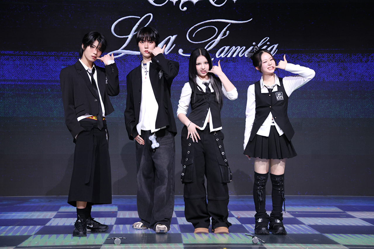 그룹 초코(ChoCo)가 24일 오후 서울 마포구 상암동 쇼킹케이팝센터에서 열린 초코엔터테인먼트 첫 패밀리 앨범 '초코 라 파밀리아(ChoCo La Familia)' 발매 기념 쇼케이스에 참석해 포즈를 취하고 있다. [사진=문수지 기자]