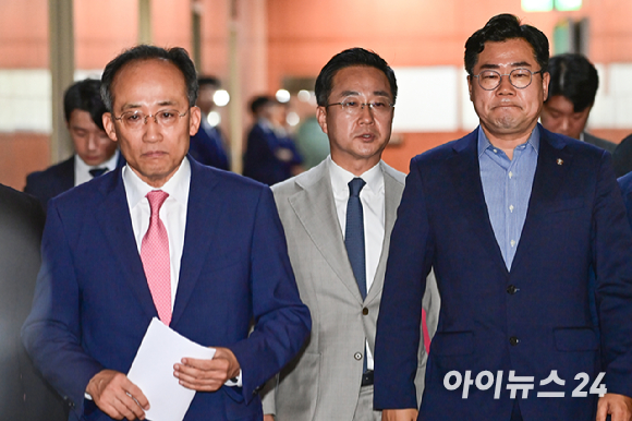 추경호 국민의힘 원내대표(왼쪽)와 박찬대 더불어민주당대표 직무대행 겸 원내대표가 지난 3일 오후 서울 여의도 국회 의장실에서 열린 여야 원내대표 회동을 마친 뒤 나서고 있다. [사진=곽영래 기자]